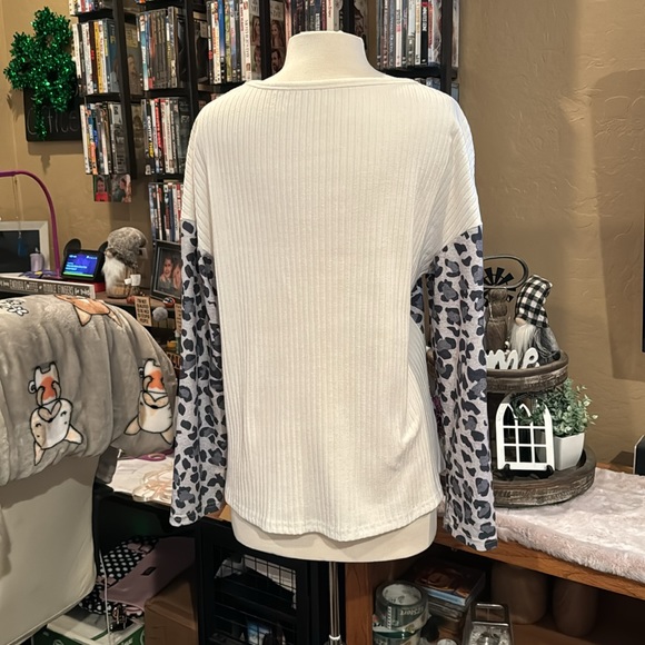 Leopard top - Picture 2 of 3